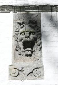 a stone statue of a face on the side of a building at Ferienwohnung In Friedrichstadt Mit Garten in Friedrichstadt