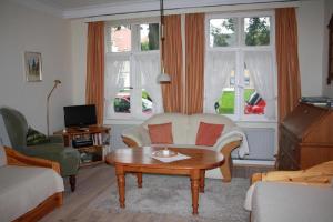 a living room with a couch and a coffee table at Ferienwohnung In Friedrichstadt Mit Garten in Friedrichstadt