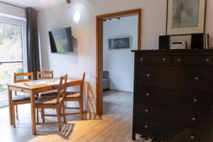 ヴァイセンシュタットにあるFerienwohnung Mit Zwei Schlafzimmern Und Terrasseのダイニングルーム(テーブル、椅子、ドレッサー付)