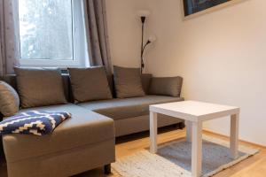 ヴァイセンシュタットにあるFerienwohnung Mit Zwei Schlafzimmern Und Terrasseのソファとテーブルのあるリビングルーム