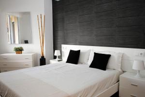 En eller flere senge i et værelse på AT059 Reformed & Beach Views, Airco, WiFi