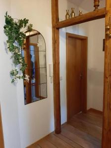 a hallway with a mirror and a door at Am Schlosspark in Ilmenau +1 photo