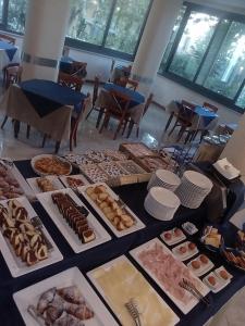 Jídlo v hotelu nebo okolí + 22 fotografií