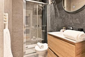 ein Badezimmer mit Dusche, Toilette und Waschbecken in der Unterkunft Studio Raffiné près de la Seine Paris 16ème in Paris