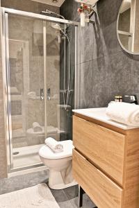ein Badezimmer mit Dusche, Toilette und Waschbecken in der Unterkunft Studio Raffiné près de la Seine Paris 16ème in Paris + 14 Fotos