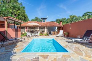 una piscina davanti a una casa di Casa com piscina a 100 m de Camburizinho a Camburi Altre 87 foto