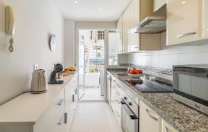 Η κουζίνα ή μικρή κουζίνα στο 2 Bedroom Lovely Apartment In Manilva