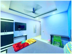 A bed or beds in a room at MANALI HOTEL H A R M O N I near river and temple