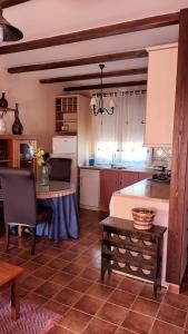 una cucina e una sala da pranzo con un tavolo e un bancone di Casa Maite a Riópar