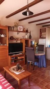 un soggiorno con tv e tavolo di Casa Maite a Riópar