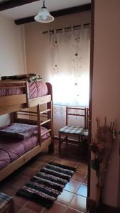 una stanza con due letti a castello e una finestra di Casa Maite a Riópar