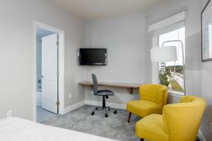 TV a/nebo společenská místnost v ubytování Seaside Amelia Inn - Amelia Island