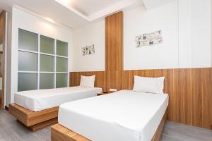 En eller flere senge i et værelse på โรงแรมบ้านสวนรีสอร์ท ชลบุรี + 13 billeder