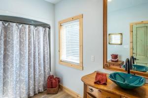 un bagno con un lavandino blu e uno specchio di Luxury Lakefront Cottage - The Shining Star a Wiarton Altre 27 foto