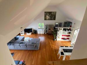 una sala de estar con un sofá y una mesa en Dachwohnung mit Sonnenterrasse, en Flörsheim