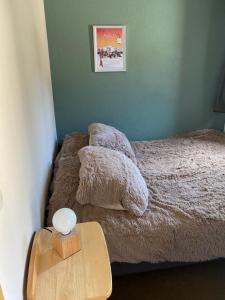 Posteľ alebo postele v izbe v ubytovaní Charmant appartement avec parking privé dans une petite résidence très calme