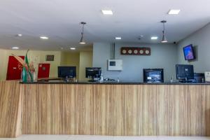 a lobby with a reception desk and a counter at Brasília Tower Hotel by Castelo Itaipava in Brasilia