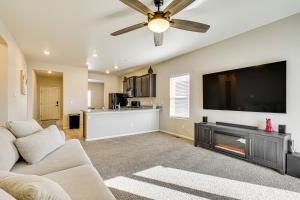 Una sala de estar con un sofá y un televisor de pantalla plana. en Hike, Sightsee and Explore Home in Colorado Springs, en Fountain