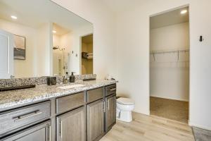 un baño con lavabo e inodoro en Hike, Sightsee and Explore Home in Colorado Springs, en Fountain 19 fotos más