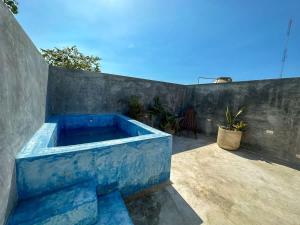 a blue tub sitting on top of a concrete wall at Ubicacion Perfecta y Piscina Privada in Mérida