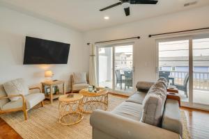 un soggiorno con divano e TV a schermo piatto di The Kraken Wildwood Townhome half Mi to Beach! a Wildwood