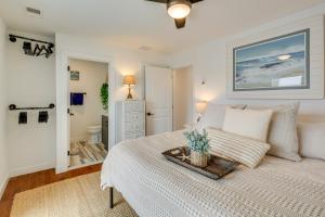 una camera con un letto e un vassoio di The Kraken Wildwood Townhome half Mi to Beach! a Wildwood