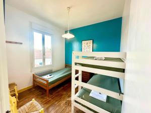 a room with two bunk beds and a window at Bord de mer 60 m - Charmante Maison 5 personnes in Fouras
