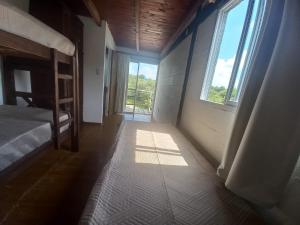 a room with a bunk bed and a window at Complejo DYE in Bialet Massé