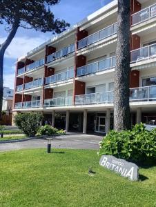 an apartment building with a sign in front of it at Encantador apto frente al mar in Punta del Este