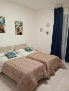 two beds sitting next to each other in a bedroom at Vittoria House in Sciacca