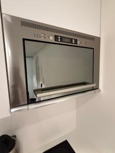 uno specchio appeso a un muro in bagno di Emelie a Thun