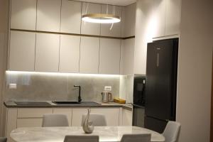 Una cocina o cocineta en MAin Luxury Apartment 1 29 fotos más