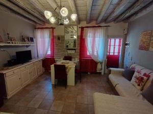 a living room with a couch and a table at Il Torrione di Lara locazione turistica in Montagnana
