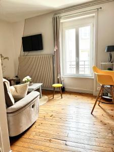 Televízia a/alebo spoločenská miestnosť v ubytovaní Appartement cosy en ville haute
