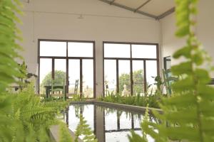 a room with a swimming pool and windows at Pátio das Ribeiras in Almeirim