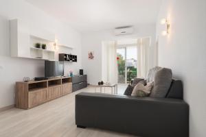 TV a/nebo společenská místnost v ubytování Apartment Xara Torres, at the Beach of Alcudia + 27 fotografií