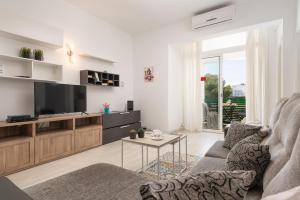 TV a/nebo společenská místnost v ubytování Apartment Xara Torres, at the Beach of Alcudia