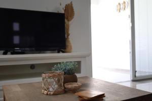 TV a/nebo společenská místnost v ubytování Palm Crest Curacao 151B