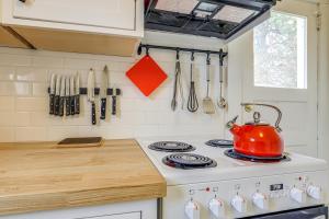 una cucina con bollitore per tè rosso e piano cottura di Dog-Friendly Columbia Cottage in Hood River! a Hood River