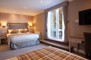 フォート・ウィリアムにあるLochiel Villa Guest Houseのベッドが2つと窓があるホテルの部屋