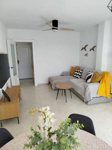 una sala de estar con un sofá y una mesa en Apartamento en Salobreña Playa, en Salobreña