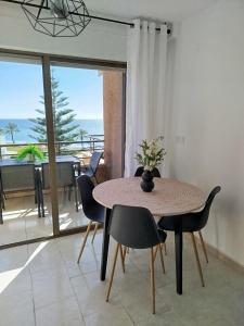 Un comedor con mesa y sillas y un balcón. en Apartamento en Salobreña Playa, en Salobreña 27 fotos más