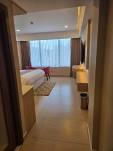 Postel nebo postele na pokoji v ubytování MoonBasa Boutique Hotel and Spa Infopark , Kakkanad