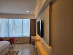 TV a/nebo společenská místnost v ubytování MoonBasa Boutique Hotel and Spa Infopark , Kakkanad