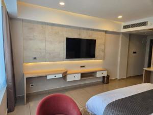 TV a/nebo společenská místnost v ubytování MoonBasa Boutique Hotel and Spa Infopark , Kakkanad