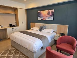 Postel nebo postele na pokoji v ubytování MoonBasa Boutique Hotel and Spa Infopark , Kakkanad