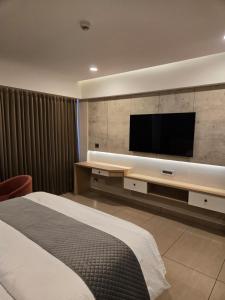 TV a/nebo společenská místnost v ubytování MoonBasa Boutique Hotel and Spa Infopark , Kakkanad