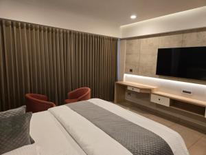 TV a/nebo společenská místnost v ubytování MoonBasa Boutique Hotel and Spa Infopark , Kakkanad