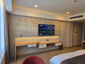 TV a/nebo společenská místnost v ubytování MoonBasa Boutique Hotel and Spa Infopark , Kakkanad