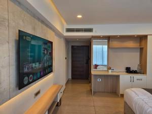 TV a/nebo společenská místnost v ubytování MoonBasa Boutique Hotel and Spa Infopark , Kakkanad